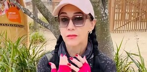 En la imagen aparce Susana Zabaleta con lentes oscuros y y guantes rojos. En la imagen aparce Susana Zabaleta con lentes oscuros y y guantes rojos.