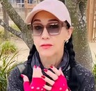 En la imagen aparce Susana Zabaleta con lentes oscuros y y guantes rojos. En la imagen aparce Susana Zabaleta con lentes oscuros y y guantes rojos.
