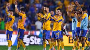 Jugadores de Tigres festejando el triunfo contra Xolos en el estadio Universitario durante la jornada 15 del Apertura 2025.