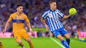 Jesús Angulo compitiendo ante Sergio Canales en un Clásico Regio en el Estadio BBVA.