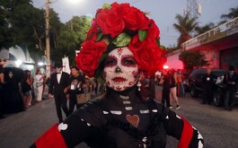 Mujer maquillada de catrina en Tlaquepaque durante el festival por Día de Muertos en Tlaquepaque
