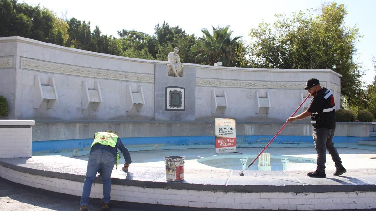 Trabajadores de Mantenimiento Urbano realizan labores de restauración en Fuente del Pensador en Alameda de Zaragoza Trabajadores de Mantenimiento Urbano realizan labores de restauración en Fuente del Pensador en Alameda de Zaragoza