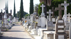 Tumbas y criptas en el Panteón de Guadalajara frente a cinta policiaca usada por la Policía de Guadalajara para acordonar el área
