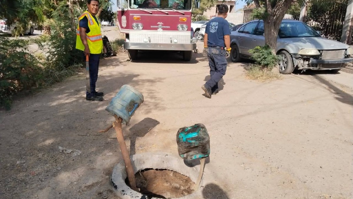 Alcantarilla en San Pedro, Coahuila, en la que cayó un perrito que fue rescatado por Bomberos. Alcantarilla en San Pedro, Coahuila, en la que cayó un perrito que fue rescatado por Bomberos.