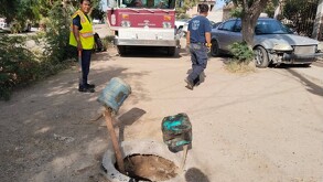 Alcantarilla en San Pedro, Coahuila, en la que cayó un perrito que fue rescatado por Bomberos.