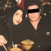 Una mujer y un hombre sentados en la misma mesa compartiendo una bebida. Una mujer y un hombre sentados en la misma mesa compartiendo una bebida.