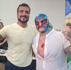 En la imagen aparece Alberto del Río junto a su hermano Memo Montenegro, ambos aparecen haciendo una pose y uno de ellos tiene una máscara en la cara. En la imagen aparece Alberto del Río junto a su hermano Memo Montenegro, ambos aparecen haciendo una pose y uno de ellos tiene una máscara en la cara.