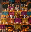 En la imagen se pueden ver los elementos con los que se elabora un altar de Muertos, dedicacdo al parecer a una pareja de abuelitos. En la imagen se pueden ver los elementos con los que se elabora un altar de Muertos, dedicacdo al parecer a una pareja de abuelitos.