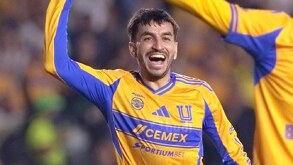 Ángel Correa celebrando su gol con Tigres junto a Juan Brunetta que le dio la asistencia contra Tijuana en Liga MX.