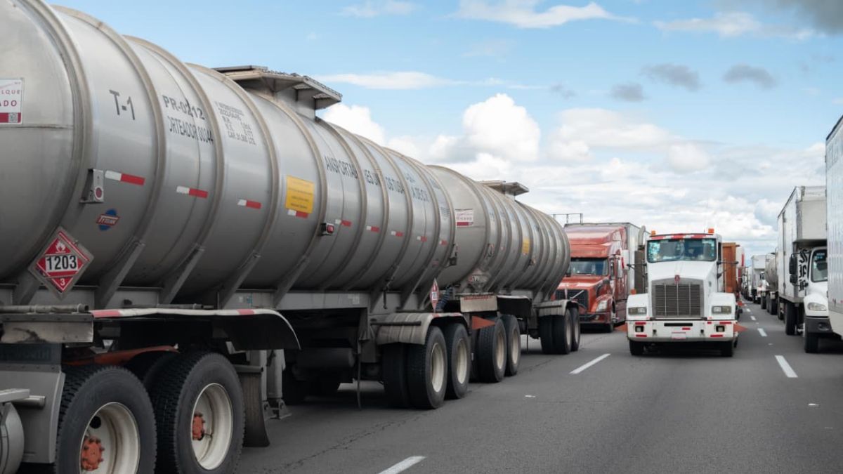 Transporte de carga detenido en la autopista México-Puebla, debido a un cierre vial. Transporte de carga detenido en la autopista México-Puebla, debido a un cierre vial.