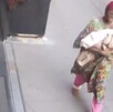 Mujer caminando con una bebé en brazos, momentos previos a abandonarla en una estación del metro de Nueva York. Mujer caminando con una bebé en brazos, momentos previos a abandonarla en una estación del metro de Nueva York.