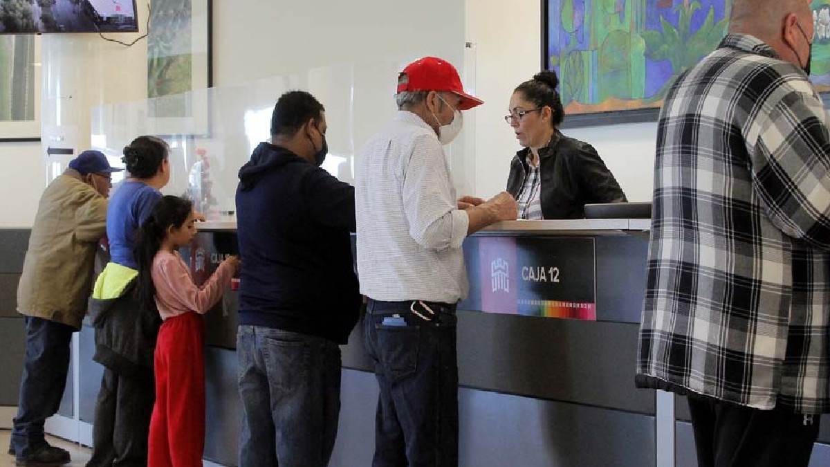 Fila de personas en presidencia municipal de la ciudad de Torreón