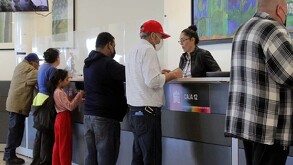 Fila de personas en presidencia municipal de la ciudad de Torreón