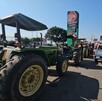 Tractores de campo junto con una patrulla de la policía vial estatal, detenidos en una gasolinera Tractores de campo junto con una patrulla de la policía vial estatal, detenidos en una gasolinera