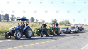 Productores agrícolas en carretera de Guanajuato protestan a bordo de sus tractores y camionetas, previo al diálogo con la Segob.