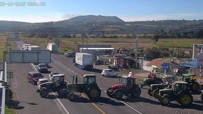 campesinos bloquean con tractores la carretera federal méxico-veracruz en Tlaxcala