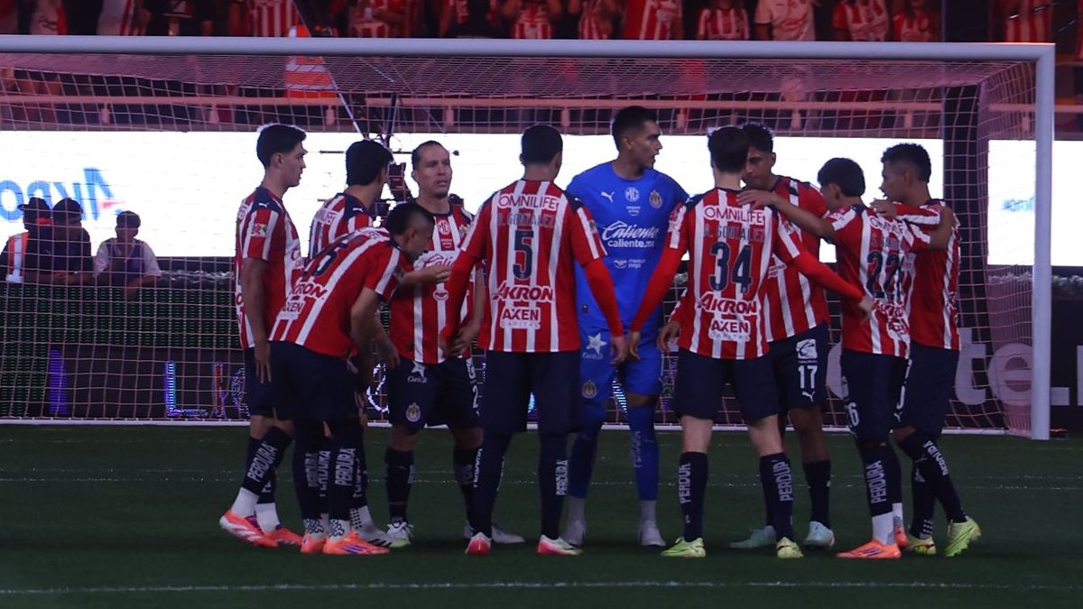 Plantel de Chivas en el estadio Akron durante el partido frente a los rojinegros en la jornada 15 del Apertura 2025. Plantel de Chivas en el estadio Akron durante el partido frente a los rojinegros en la jornada 15 del Apertura 2025.