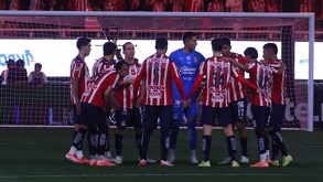 Plantel de Chivas en el estadio Akron durante el partido frente a los rojinegros en la jornada 15 del Apertura 2025.