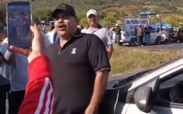Chuy Lizárraga grabado cantando de fondo autopista en Michoacaán bloqueada