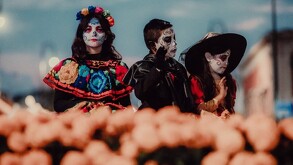 En el desfile Xantolum 2025 participan miles de personas disfrazadas de catrinas.