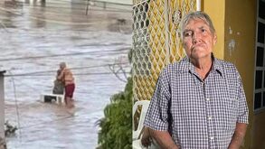 una pareja de adultos de edad avanzada abrazados en una inundación