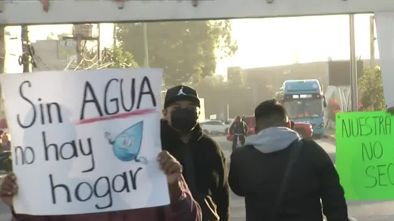 Dueños y trabajadores de purificadoras bloquearon avenidas en Chimalhuacán, Chicoloapan y Nezahualcóyotl por la falta de agua.