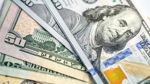 Billete de 100 dólares estadunidenses donde aparece el retrato de Benjamin Franklin, político, científico e inventor estadounidense