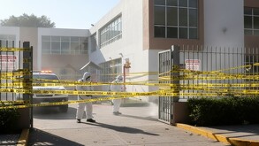 Ilustración realista y periodística de una escuela privada en Zapopan, Jalisco, acordonada con cintas de seguridad amarillas que indican 'Peligro - No Pasar'.