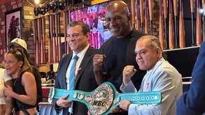 Evander Holyfield sosteniendo el cinturón de la WBC (CMB) junto con el presidente del consejo Mauricio Sulaimán.