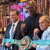 Evander Holyfield sosteniendo el cinturón de la WBC (CMB) junto con el presidente del consejo Mauricio Sulaimán. Evander Holyfield sosteniendo el cinturón de la WBC (CMB) junto con el presidente del consejo Mauricio Sulaimán.