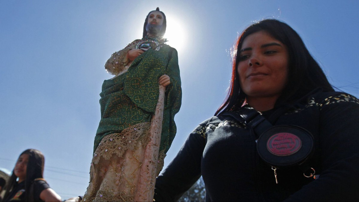 Cada 28 de octubre, miles de creyentes se dan cita en la iglesia de San Hipólito desde tempranas horas de la mañana.