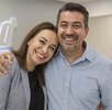 Imagen generada por IA de pareja de hombre y mujer sonriendo a la cámara dentro de las oficinas del Fonacot Imagen generada por IA de pareja de hombre y mujer sonriendo a la cámara dentro de las oficinas del Fonacot