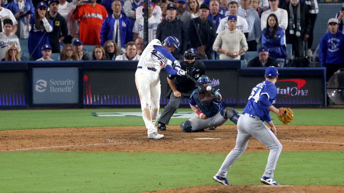 Freddie Freeman bateó el cuadrangular con el que los Dodgers vencieron a los Blue Jays en un Juego 3 que se extendió a 18 entradas. Freddie Freeman bateó el cuadrangular con el que los Dodgers vencieron a los Blue Jays en un Juego 3 que se extendió a 18 entradas.