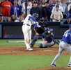 Freddie Freeman bateó el cuadrangular con el que los Dodgers vencieron a los Blue Jays en un Juego 3 que se extendió a 18 entradas. Freddie Freeman bateó el cuadrangular con el que los Dodgers vencieron a los Blue Jays en un Juego 3 que se extendió a 18 entradas.
