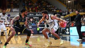 Jugador de Fuerza Regia disputando un balón ante un rival de Panteras en la arena de Aguascalientes durante la Final de Zona Norte 2025.