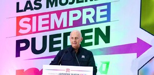 Román Cepeda con camisa azul en el estrado con un fondo del programa Las Mujeres Siempre Pueden en Torreón Román Cepeda con camisa azul en el estrado con un fondo del programa Las Mujeres Siempre Pueden en Torreón