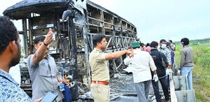 Camión en llamas tras un trágico choque en Kurnool, India. Camión en llamas tras un trágico choque en Kurnool, India.