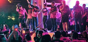 Esteban Villegas, Marisol Rosso, y Antonio Ochoa con ropa deportiva en el escenario de Marea Rosa 2025, mientras los asistentes toman fotografía. Esteban Villegas, Marisol Rosso, y Antonio Ochoa con ropa deportiva en el escenario de Marea Rosa 2025, mientras los asistentes toman fotografía.