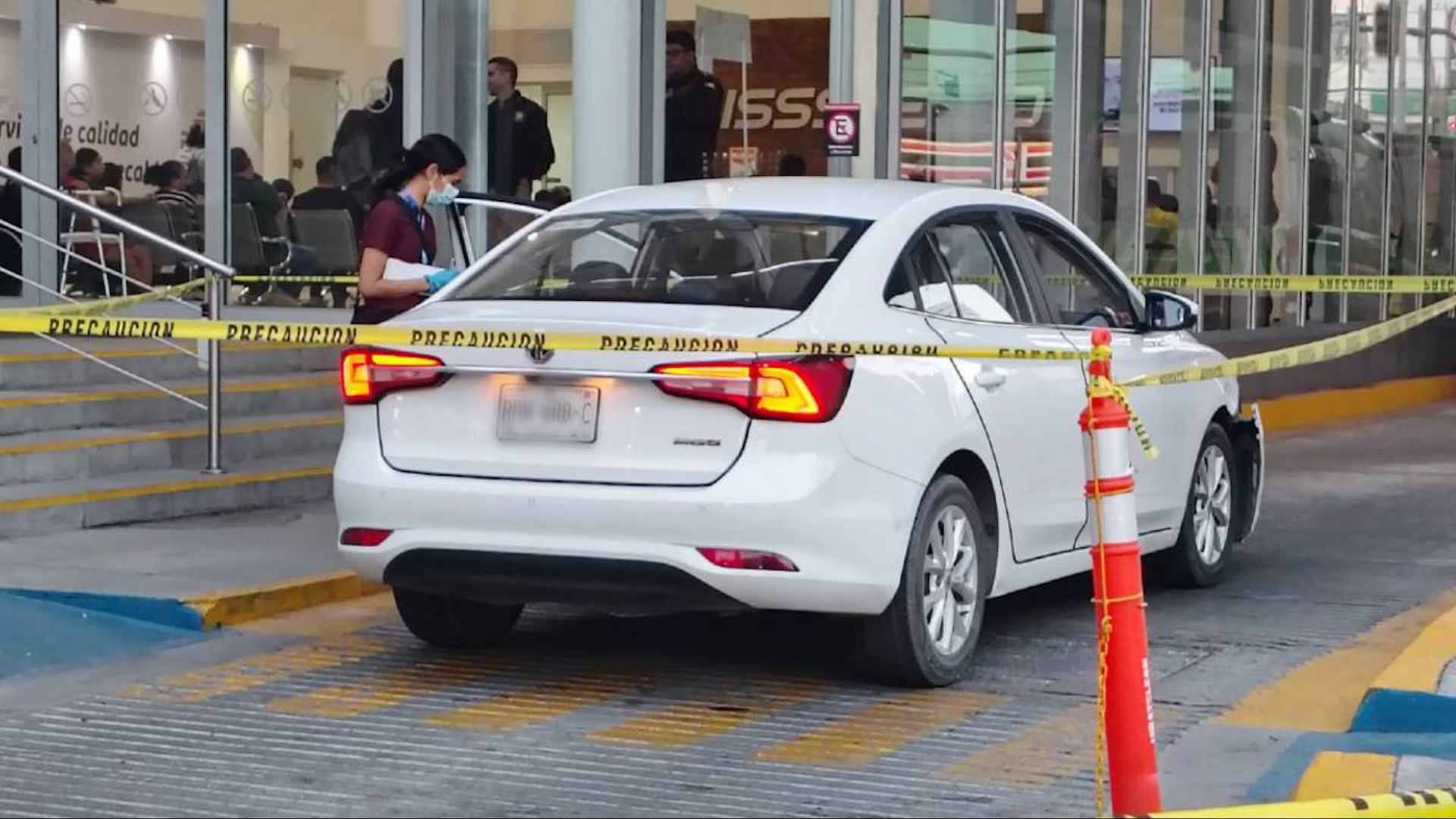 El elemento de Fuerza Civil herido llegó al hospital a bordo de un automóvil hasta el cruce de la avenida Pino Suárez y Juan Ignacio Ramón en Monterrey.