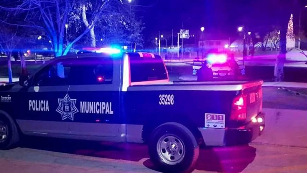 Unidad de Policía Municipal de Torreón con luces de la sirena encendidas durante recorrido nocturno. Unidad de Policía Municipal de Torreón con luces de la sirena encendidas durante recorrido nocturno.