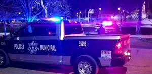 Unidad de Policía Municipal de Torreón con luces de la sirena encendidas durante recorrido nocturno. Unidad de Policía Municipal de Torreón con luces de la sirena encendidas durante recorrido nocturno.