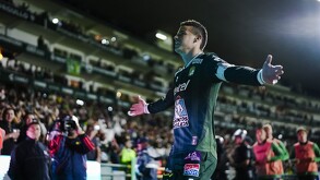 James Rodríguez festejando un triunfo con la afición del León en el estadio Nou Camp, de Guanajuato.
