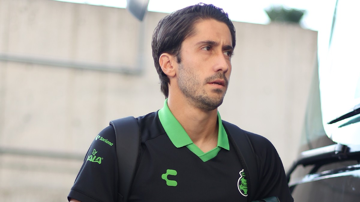 Javier Abella con ropa de Santos Laguna
