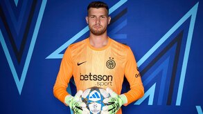 Josep Martínez posando para una fotografía oficial para el club italiano, Inter de Milan que compiten en la Champions League.