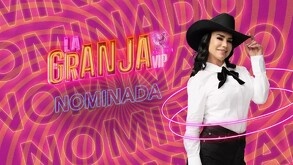 En La imagen aparece Lis Vega posando con una atuendo en blanco y falda de mezclilla