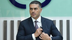 Omar García Harfuch en Ciudad de México el 20 de agosto de 2025 vistiendo un traje y guardando un celular