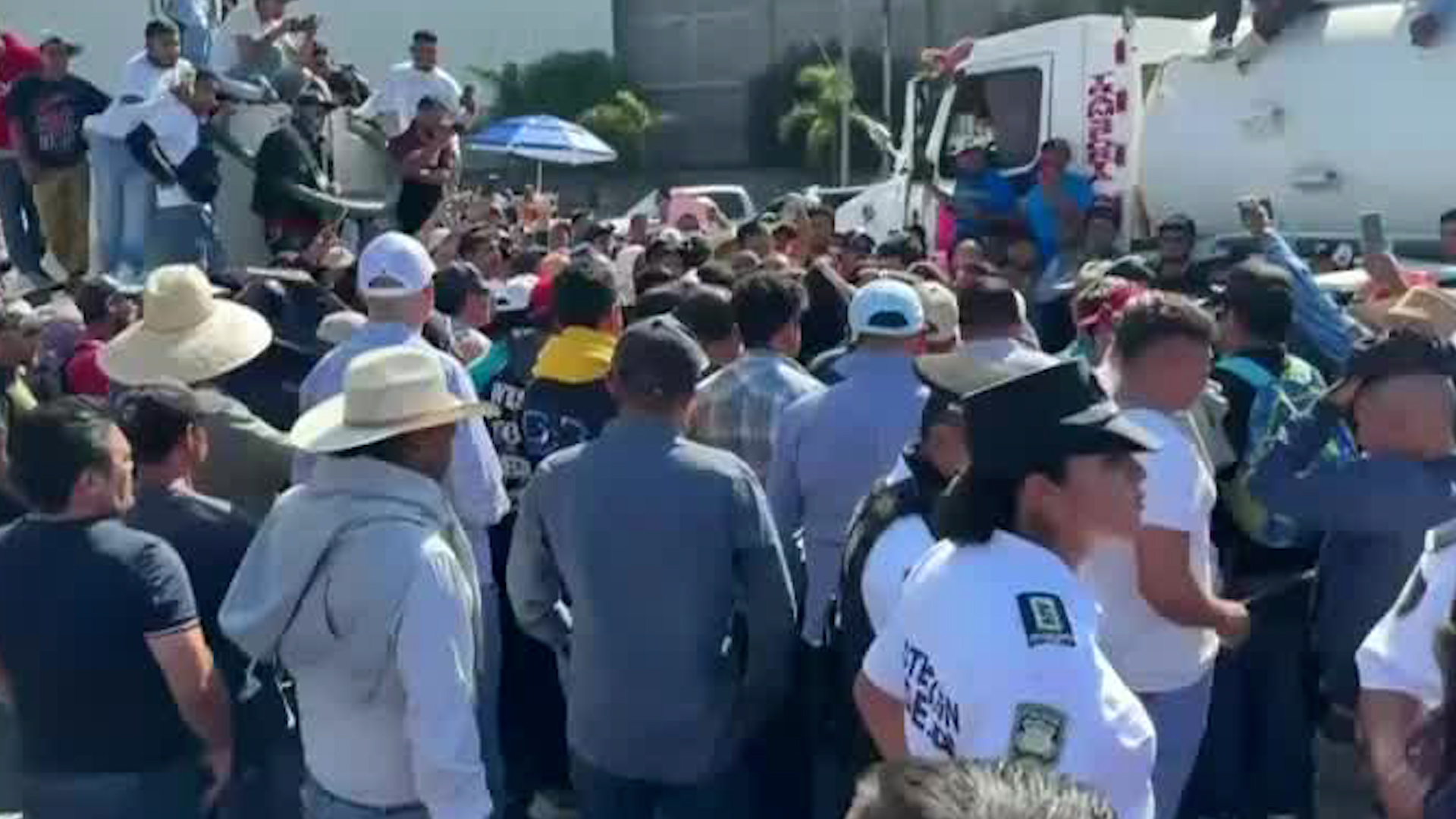 Las autoridades se reunieron con los inconformes, donde dialogaron y acordaron la entrega de información de los piperos sobre su padrón de trabajadores.