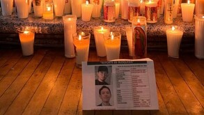 Altar con veladoras y fotografías de Carlos Emilio, joven desaparecido en Sinaloa