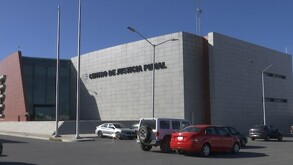 El Centro de Justicia Penal se encuentra en la carretera a Torreón Km. 3.0, Saltillo 2000, 25115 Saltillo, Coahuila.