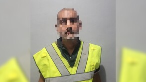 Padrastro detenido tras haber presuntamente abusado de su hija, con blur en el rostro.